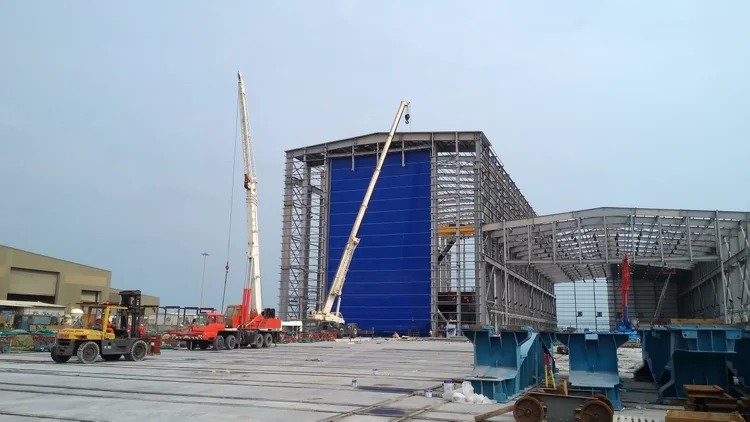 How Vertical Lift Fabric Doors Reduce Downtime in High-Traffic Industrial Openings